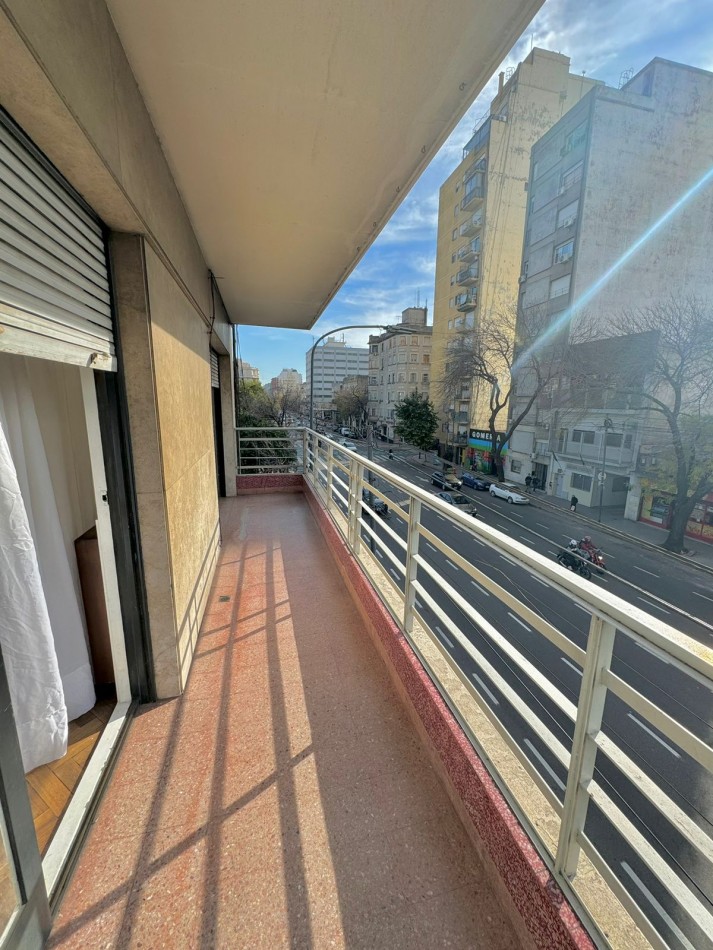 3 AMBIENTES AMPLIOS CON DEPENDENCIA, BALCON AV. SAN JUAN