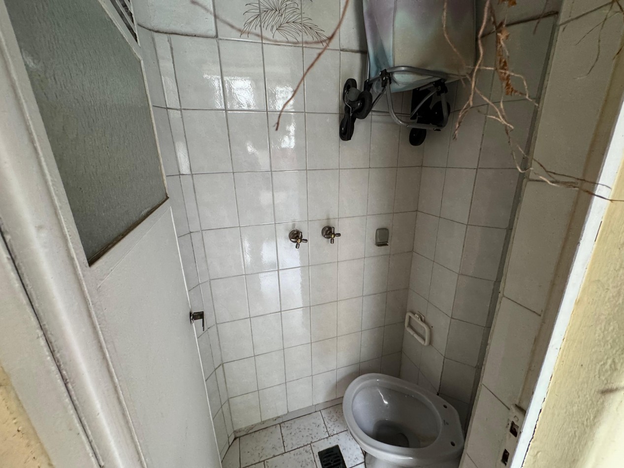 3 AMBIENTES CON DEPENDENCIA,PATIO Y BALCON A LA CALLE