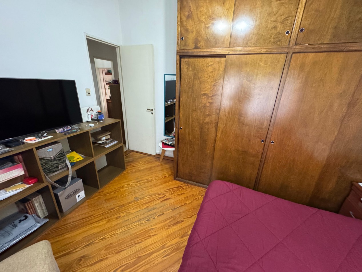 3 AMBIENTES CON DEPENDENCIA,PATIO Y BALCON A LA CALLE