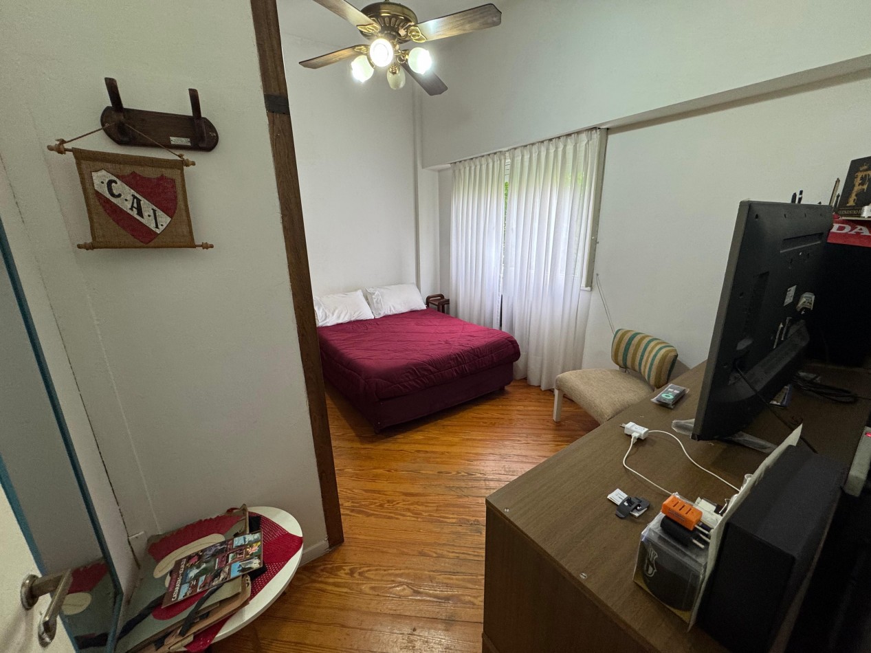 3 AMBIENTES CON DEPENDENCIA,PATIO Y BALCON A LA CALLE