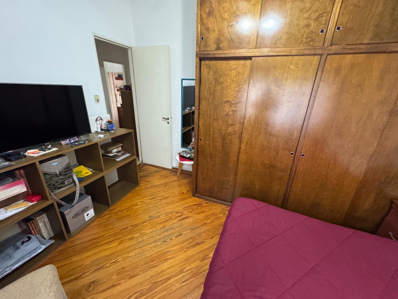 3 AMBIENTES CON DEPENDENCIA,PATIO Y BALCON A LA CALLE