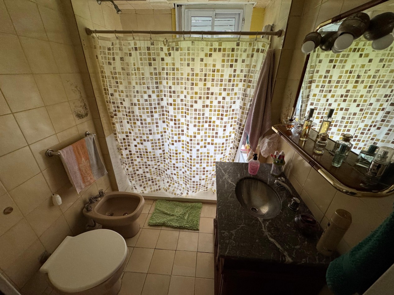 3 AMBIENTES CON DEPENDENCIA,PATIO Y BALCON A LA CALLE
