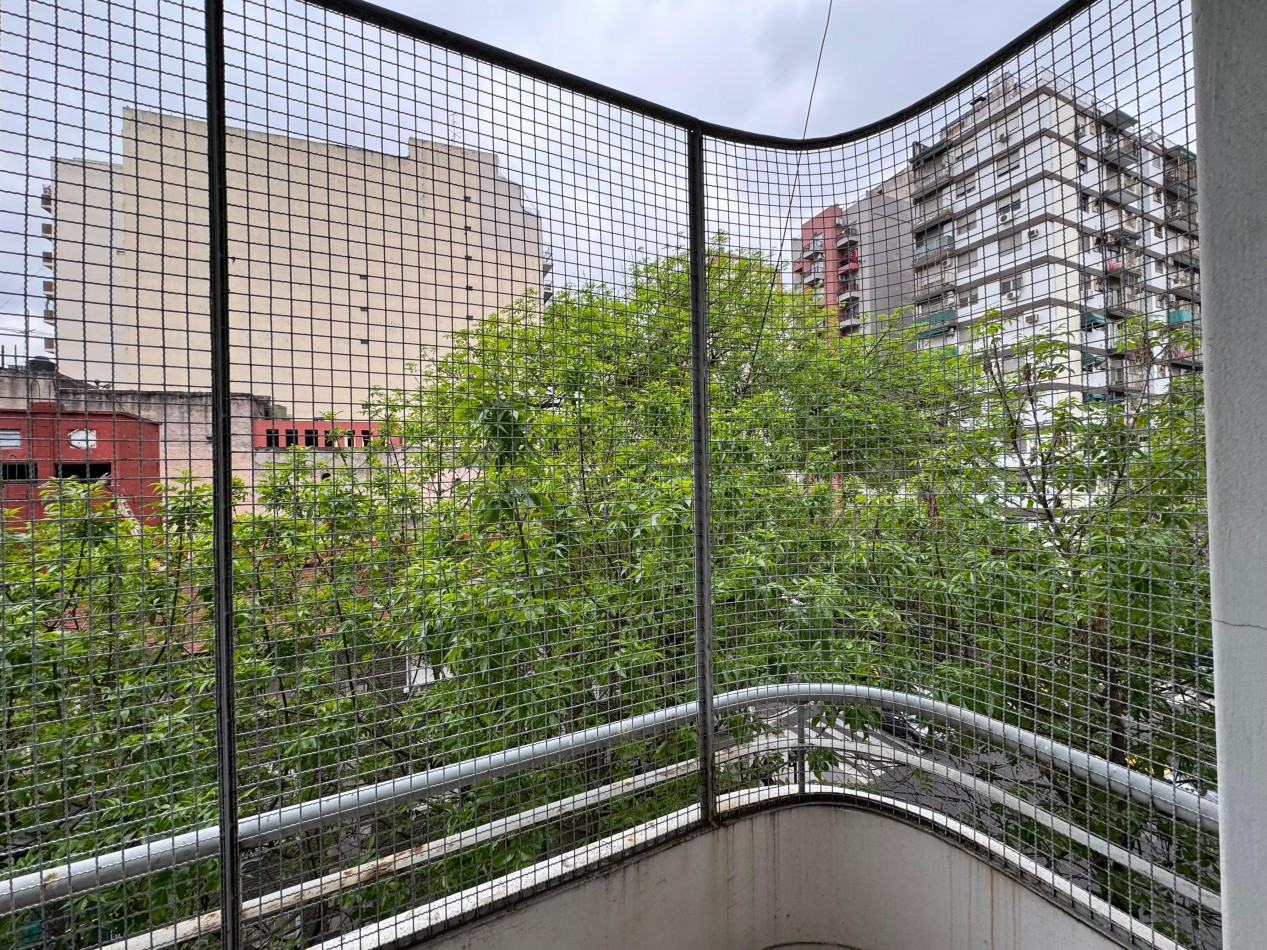 3 AMBIENTES CON DEPENDENCIA,PATIO Y BALCON A LA CALLE