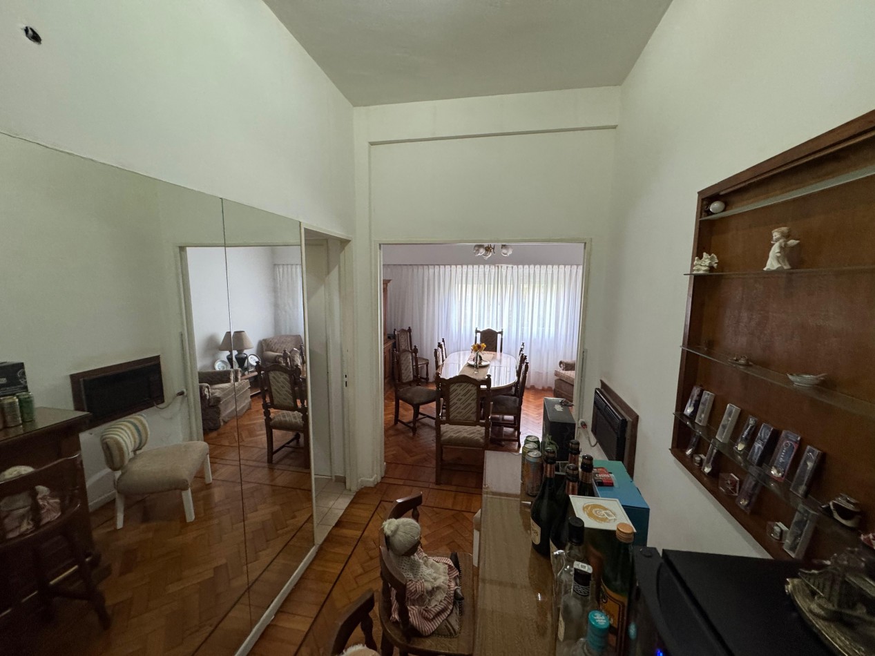 3 AMBIENTES CON DEPENDENCIA,PATIO Y BALCON A LA CALLE