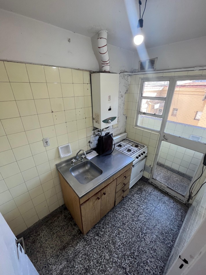 OPORTUNIDAD DEPARTAMENTO EN VENTA A RECICLAR CON LAVADERO Y BALCON