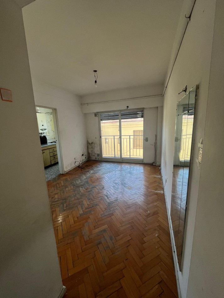 OPORTUNIDAD DEPARTAMENTO EN VENTA A RECICLAR CON LAVADERO Y BALCON