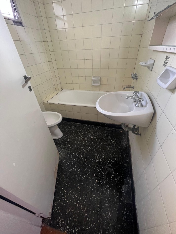 OPORTUNIDAD DEPARTAMENTO EN VENTA A RECICLAR CON LAVADERO Y BALCON