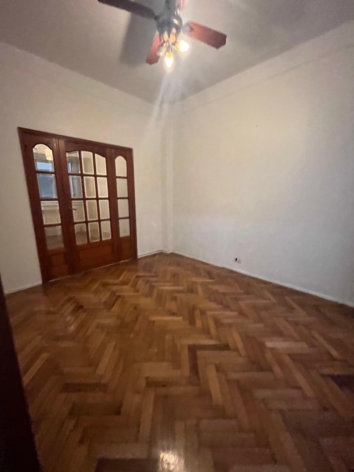 3 AMBIENTES CON DEPENDENCIA Y BALCON A LA CALLE