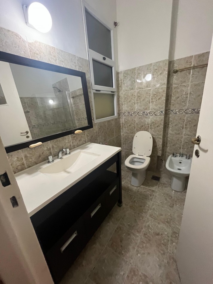 3 AMBIENTES CON DEPENDENCIA Y BALCON A LA CALLE
