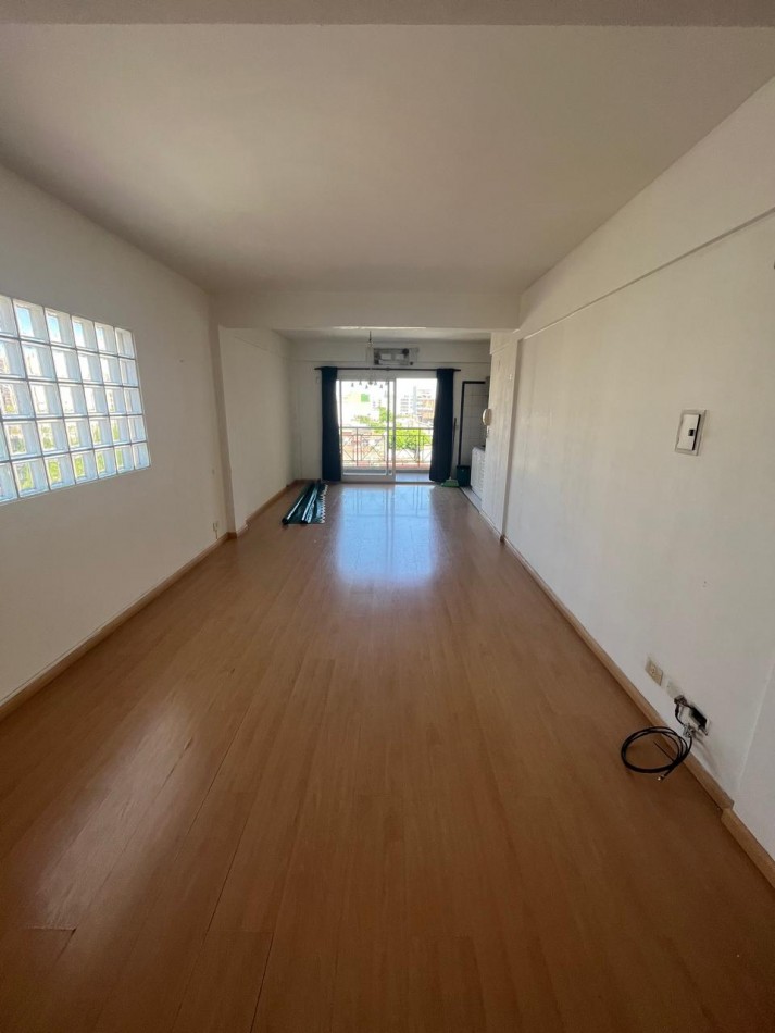 HERMOSO 2 AMBIENTES CON BALCON Y COCHERA