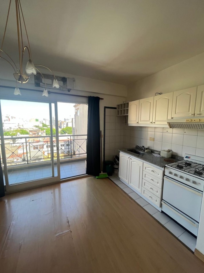 HERMOSO 2 AMBIENTES CON BALCON Y COCHERA