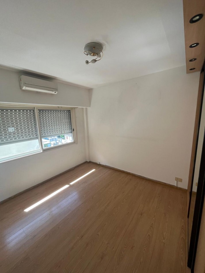HERMOSO 2 AMBIENTES CON BALCON Y COCHERA