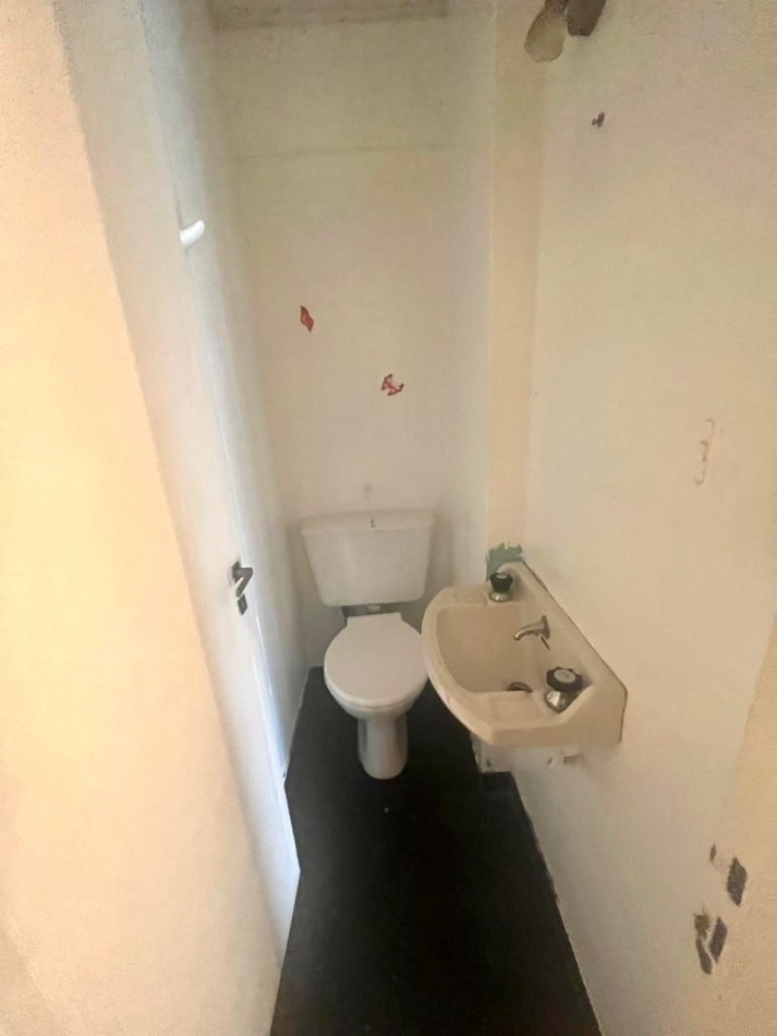 ESQUINA AV SAN JUAN 2 BALCONES CON TOILETTE Y BAÑO COMPLETO