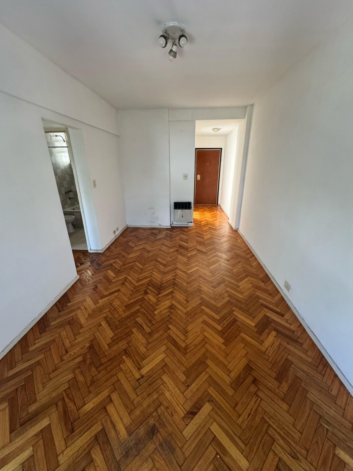 DEPARTAMENTO DOS AMBIENTES SOBRE AV SAN JUAN CON LAVADERO