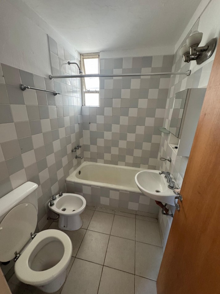 DEPARTAMENTO DOS AMBIENTES SOBRE AV SAN JUAN CON LAVADERO