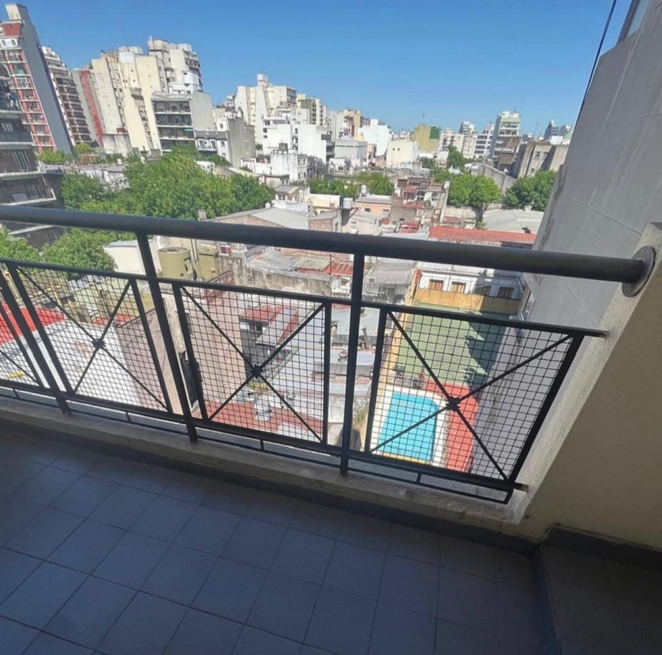 HERMOSO 2 AMBIENTES CON BALCON Y COCHERA