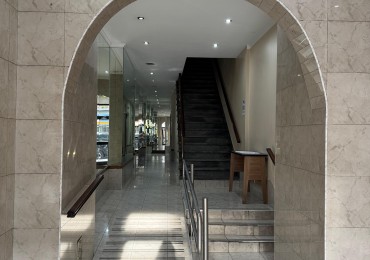 AMPLIO TRES AMBIENTES CON BALCON LUMINOSO 