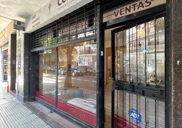 LOCAL COMERCIAL EXCELENTE UBICACION CON AMPLIA VIDRIERA 